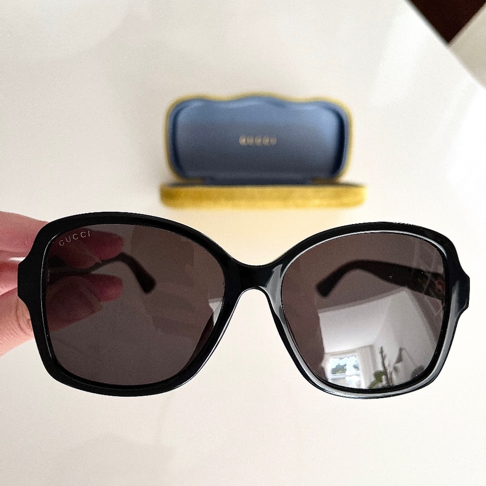 Authentic Gucci like new Sunglasses With Gucci Case